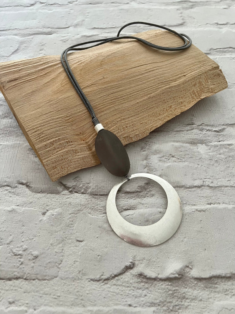 Circle Pendant Necklace Silver/Grey