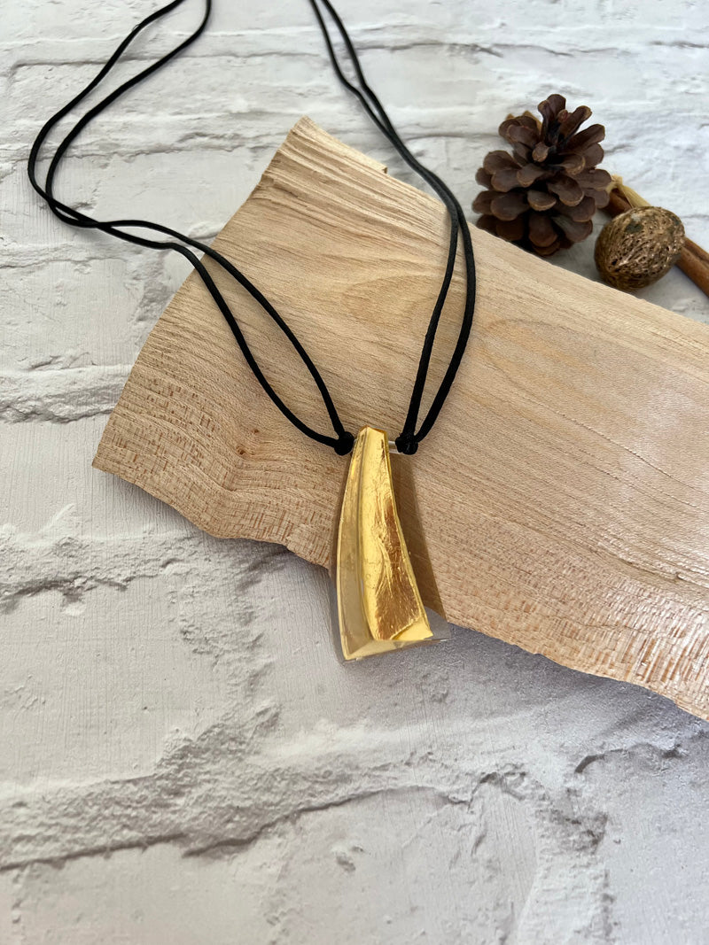 Calitaa Luxury Pendant Necklace Shimmer Gold