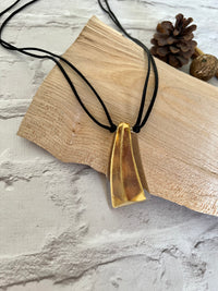 Calitaa Luxury Pendant Necklace Shimmer Gold