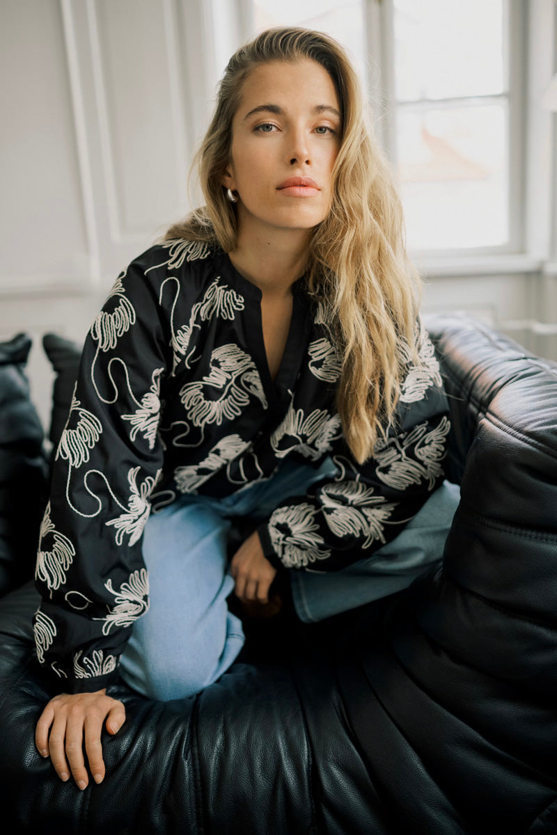 KAFFE KAvinie Blouse-Black/Chalk Embroidery